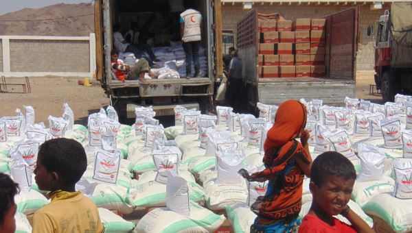 الهلال الإماراتي يواصل توزيع المساعدات في باب المندب( صور)  
