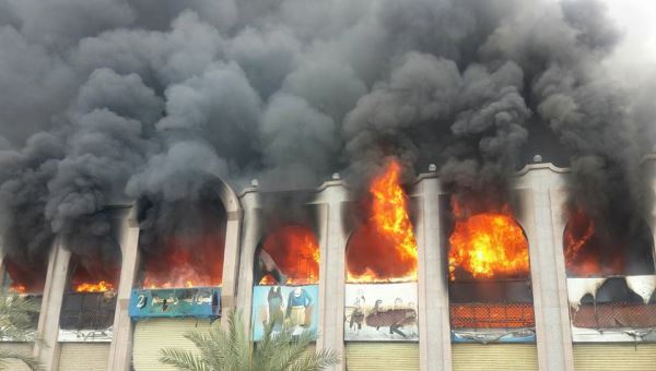 فيديو/ اندلاع النيران في مركز تجاري في المنصورة بعدن