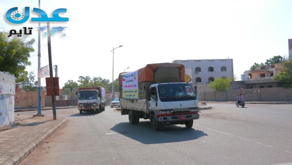 المليشيات تحتجز 31 شاحنة مساعدات غذائية بتعز