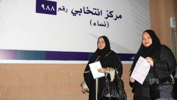 فوز امرأة سعودية بمقعد في أول انتخابات بلدية تشارك فيها النساء