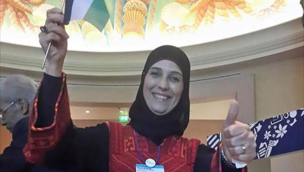 الفلسطينية حنان الحروب تفوز بجائزة أفضل معلمة في العالم