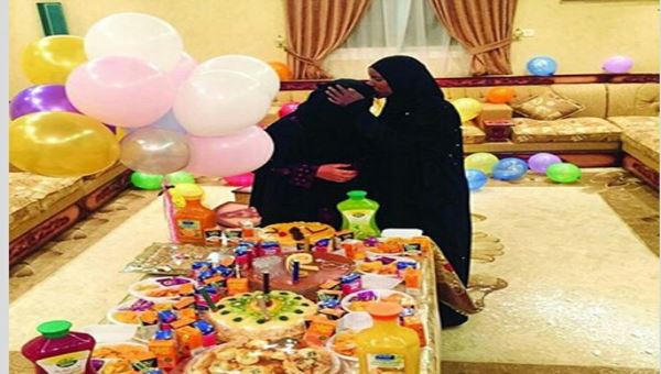 عائلة سعودية تودع خادمتها بحفل وأطقم ذهبية