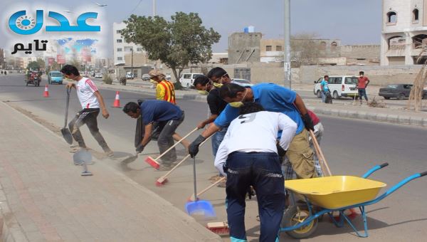 حملة شبابية لتنظيف شوارع عدن من القمامة ومخالفات الحرب (صور) 