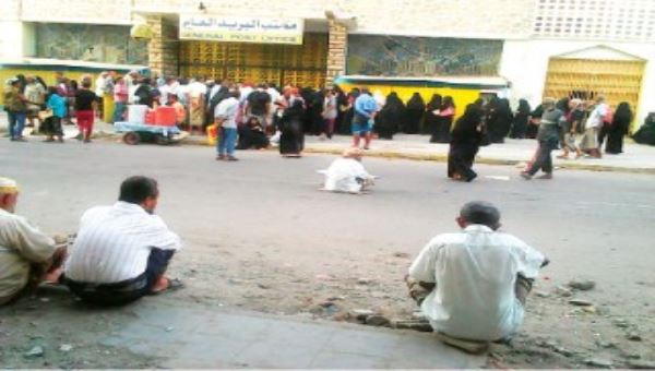 الحوثيون ينهبون رواتب الموظفين والمتقاعدين في عدن 