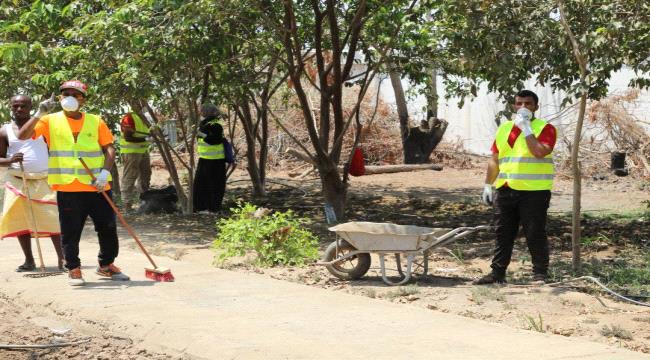 فريق متطوع للهلال الاحمر #الامـاراتي يعيد تأهيل حديقة دار المسنين وينظف أقسامه