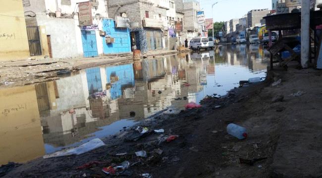 صور.. مياه المجاري تغلق دار سعد في عدن