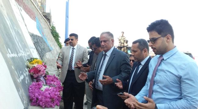 محافظ عدن يضع اكليلا من الزهور على موقع استشهاد جعفر 