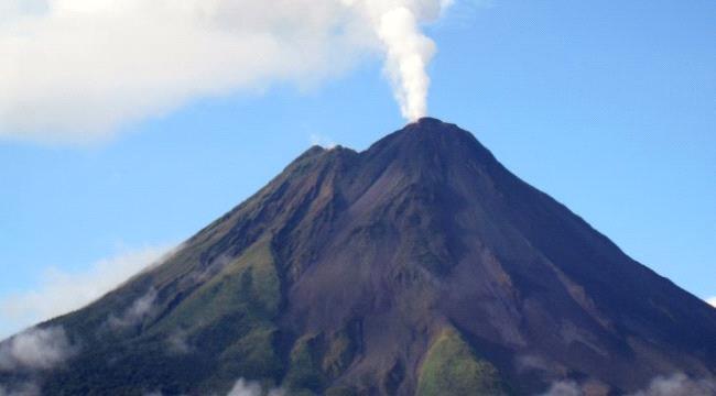 بالفيديو.. بركان يقذف حممًا زرقاء في إندونيسيا في مشهد غريب