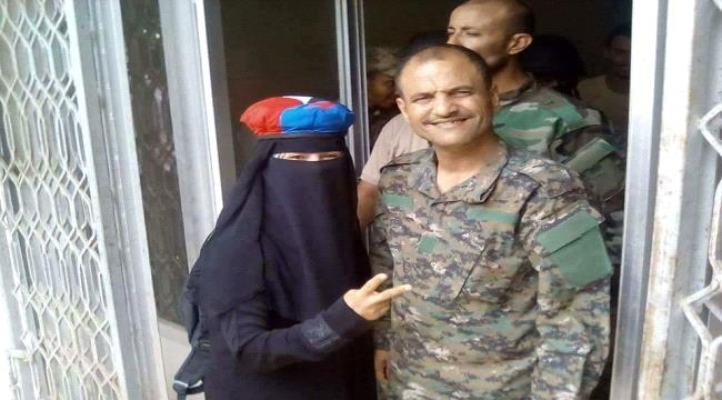 الاجهزة الأمنية بعدن تفرج عن الجندية انسام عبدالصمد بعد اشهر من الاعتقال