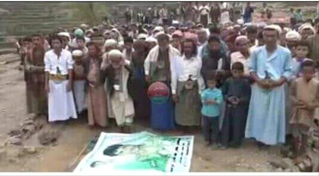 #الحـوثيون يبتكرون طريقة جديدة للصلاة على أرواح قتلاهم - صورة
