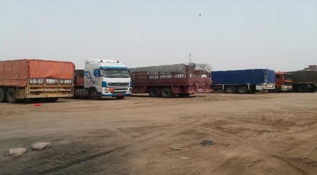 عدن : توقف مئات الشاحنات من النقل الثقيل بسبب ضيق مساحة استيعابها في الميناء
