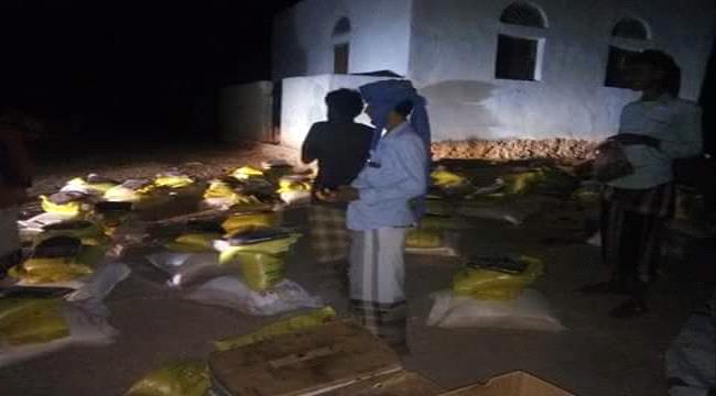لحج: مدير عام القبيطة يدشن توزيع المساعدات في كرش