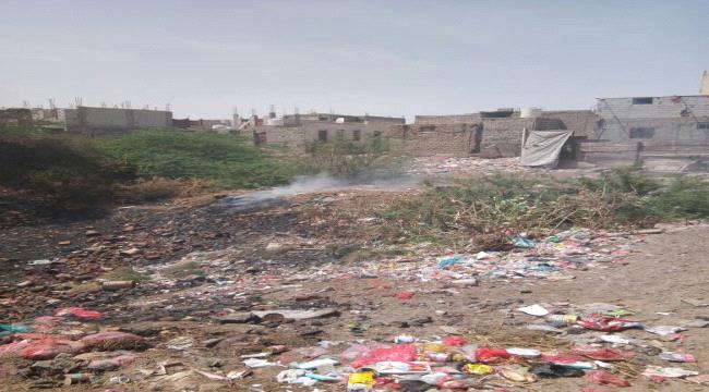 صور: كارثة بيئية تهدد حي النخارة في لحج