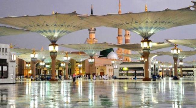 أمطار غزيرة تهطل على المسجد النبوي الشريف في المدينة المنورة (فيديو)