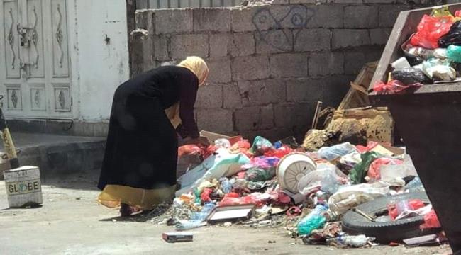 شاهد مقطع مرئي .. مواطنة عدنية تبحث في القمامة عن طعام لاسرتها 