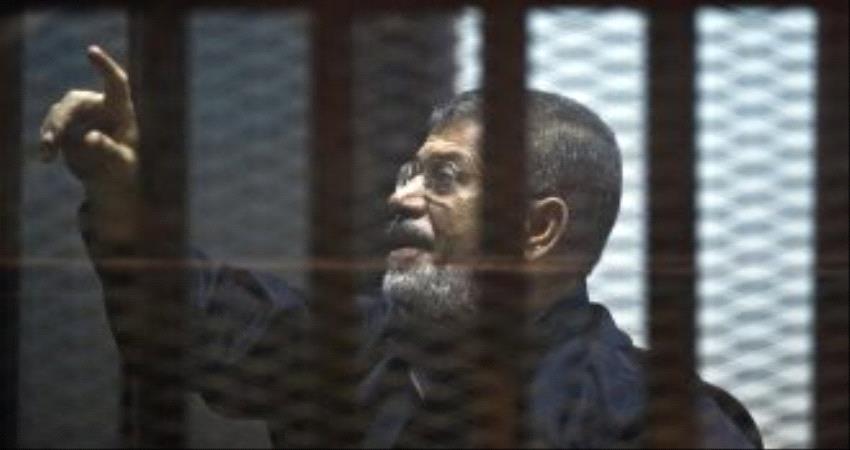 النيابة المصرية تتطالب بإعدام محمد مرسي بسبب “العمالة“ للحرس الثوري الإيراني وحماس