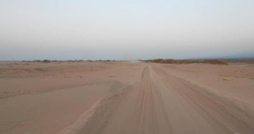 مطالبة السلطة المحلية بخنفر بإزالة الكثبان الرملية  من طريق عدن المكلا 