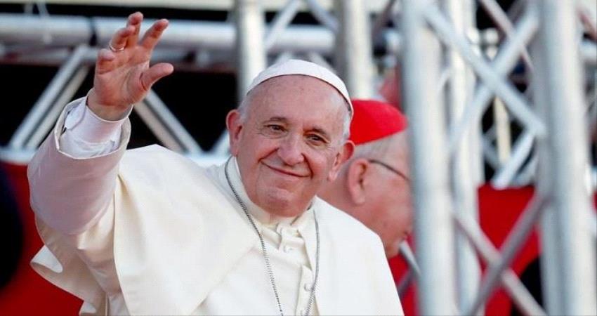 صور.. 10 هدايا طريفة تلقاها البابا فرنسيس.. أبرزها قبعة وبطاطس