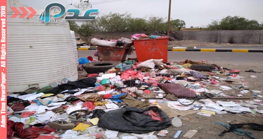 بالصور.. القمامة تغلق شوارع دار سعد في عدن 