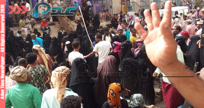 صور-نساء غاضبات يغلقن الطريق بحوطة #لحج