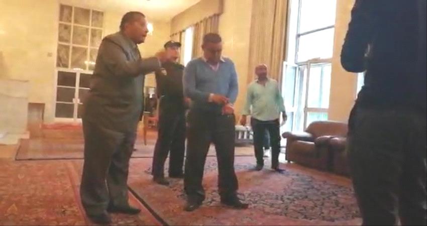 #فيديو : سفير اليمن بـ #موسكو يستدعي الشرطة #الروسية لطرد ضباط متخرجين من السفارة