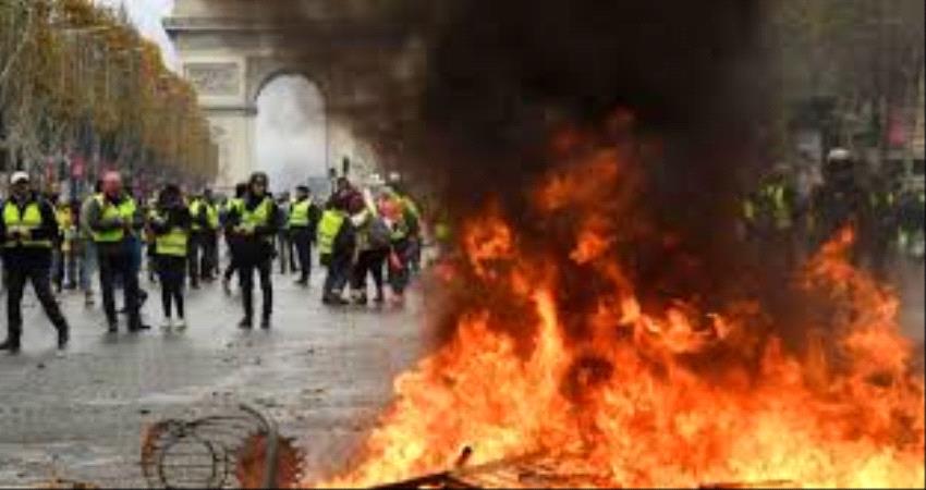  باريس تشتعل.. حرق سيارات ومتاجر