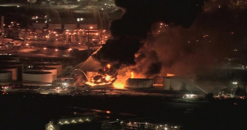 بالفيديو.. حريق ضخم في تكساس يدمر 11 صهريجًا لتخزين البتروكيماويات