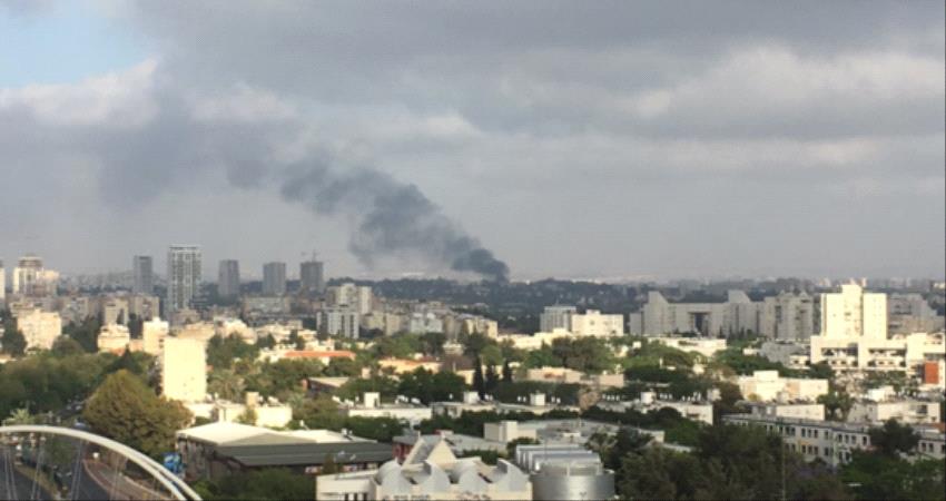 حريق ضخم يلتهم قاعدة عسكرية في تل أبيب