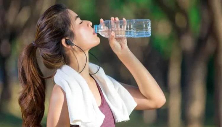خاصة في الصيف.. لماذا يجب عدم شرب الماء في زجاجة بلاستيكية ؟..