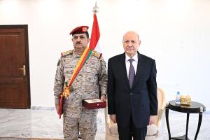 وزير الدفاع الداعري يتسلم وسام الشجاعة