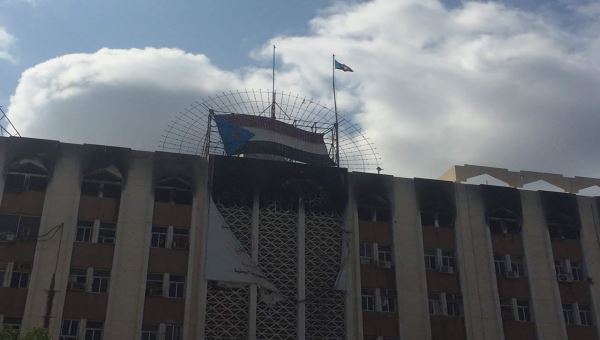 للمرة الاولى منذ ربع قرن .. رفع علم الجنوب اعلى مكتب محافظ عدن (صورة)