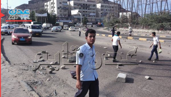 قطعوا الطرقات في عدن.. المرور ينتفضون ضد وزير الداخلية( صور)