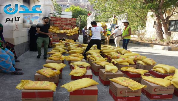 الهلال الأحمر الإماراتي يوزع (875) سلة غذائية بعدن و (220) لنازحين أبين - صور