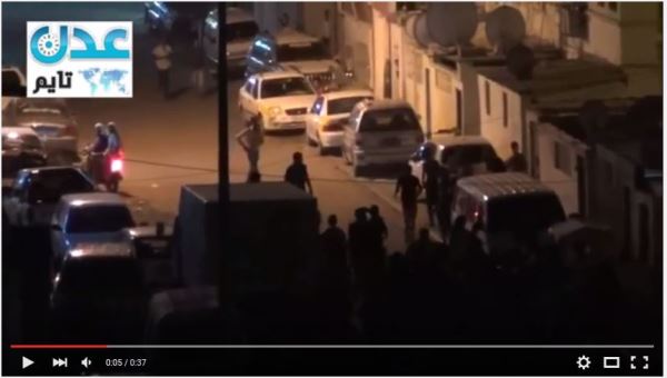 فيديو/ جريحان برصاص مسلحين يستقلون سيارة شاص في المنصورة بعدن