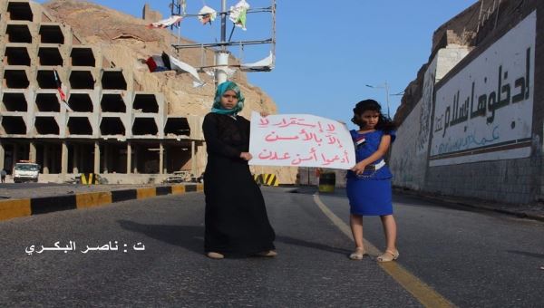 أطفال عدن يوجهون رسالة قوية من موقع التفجير الإرهابي في كريتر( صور)