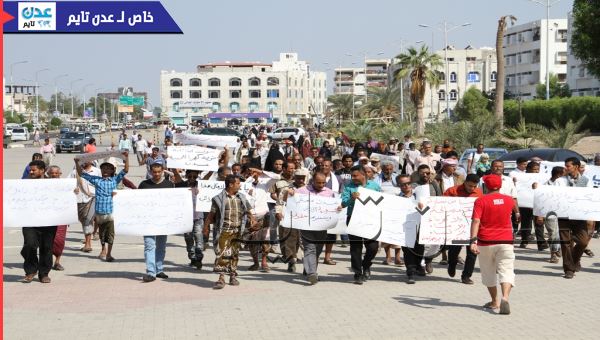 رويترز: غياب الخدمات في عدن يعزز أصوات المطالبين بانفصال الجنوب 