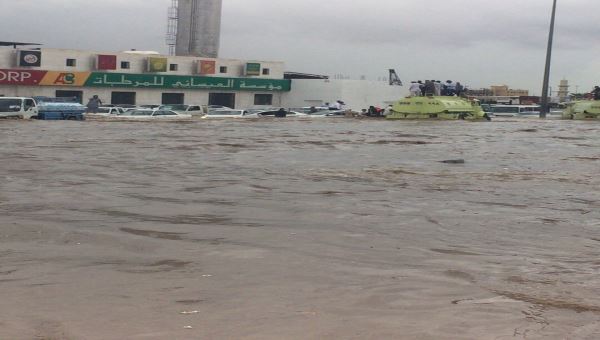 شاهد .. السيول تغمر الشوارع في جدة.. اللهم نستودعك اهل جدة ومكة