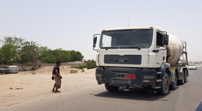 في استهتار بحياة المواطنين .. مركبة لصنع الاسمنت تتخلص من حمولتها اثناء سيرها بالطريق العام بعدن ( فيديو )