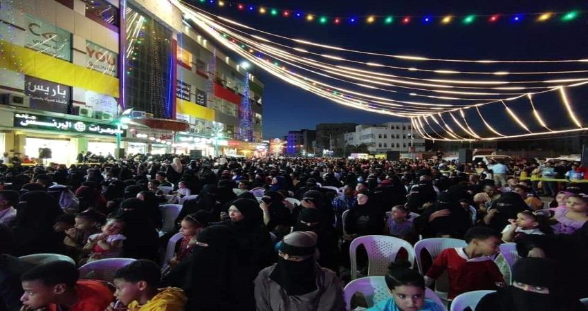 عدن.. شاهد هلع الحضور عند رمي قنبلة صوتية في مهرجان مركز تجاري 