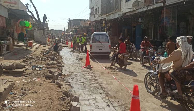 تواصل اعمال الرصف لاعادة الاحجار بمشروع المياة بالشارع الرئيسي بالحوطة