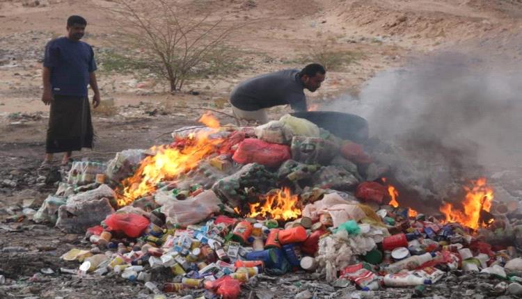 اتلاف كمية كبيرة من المواد الغذائية منتهية الصلاحية في المهرة 