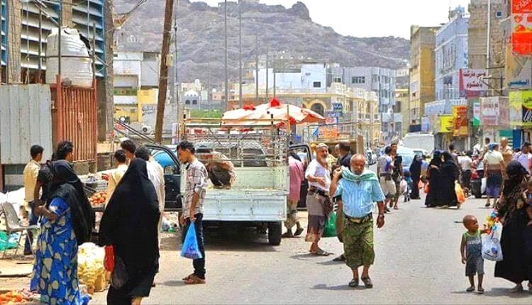 في قلب عدن.. مأساة إنسانية تلوح في الأفق في ظل انهيار العملة وضعف الأجور