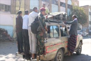 ركاب على أسطح وجوانب السيارات في اليمن... خطر متكرر