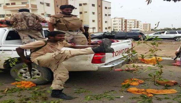 صورة مثيرة لمداهمة الاسواق واتلاف القات بعدن